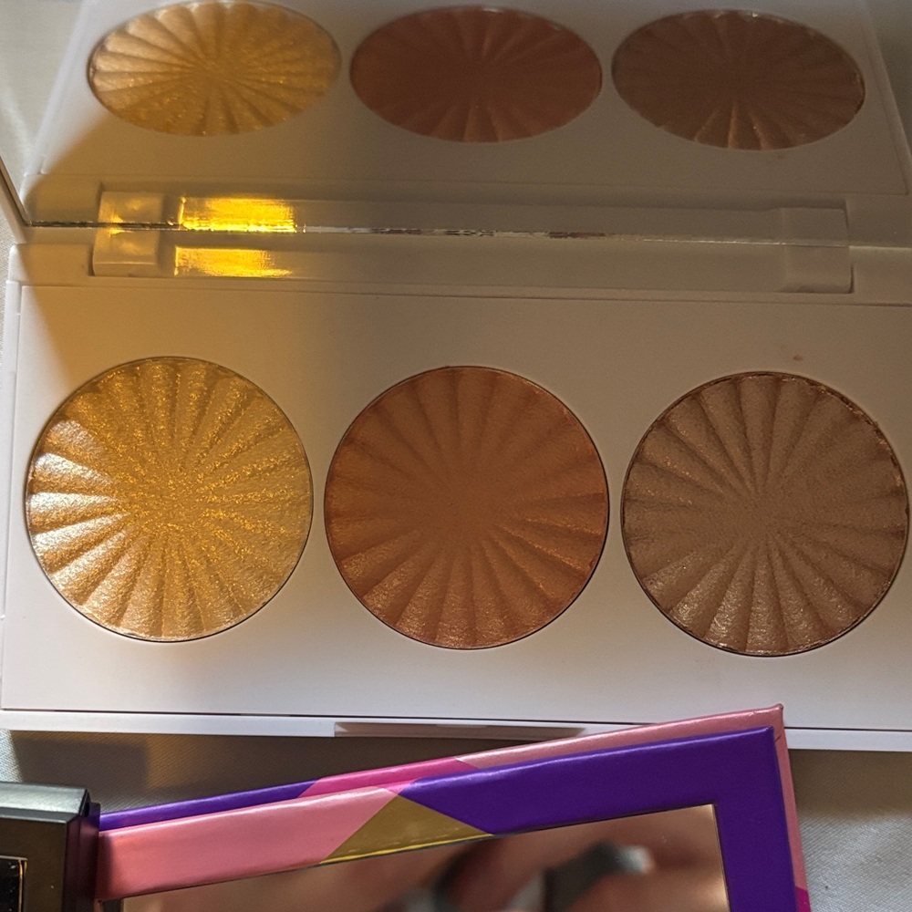 MAC Cosmetics Eyeshadow Palette - Vibrant Shades - Picture 3 of 4
